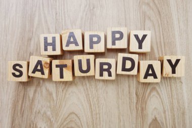 mutlu satureday Alfabe harf ile ahşap arka plan üzerinde yer