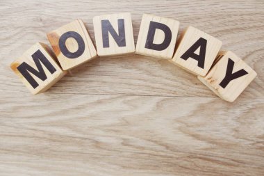 ahşap arka plan üzerinde Pazartesi ahşap mektup alfabesinin üstten görünüm