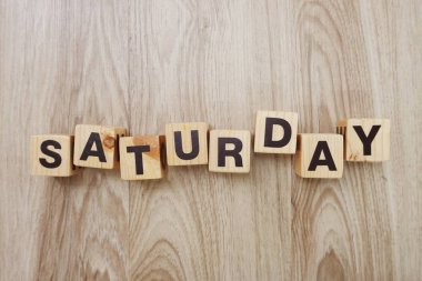  satureday alfabesi harfi ile ahşap arka plan üzerinde yer