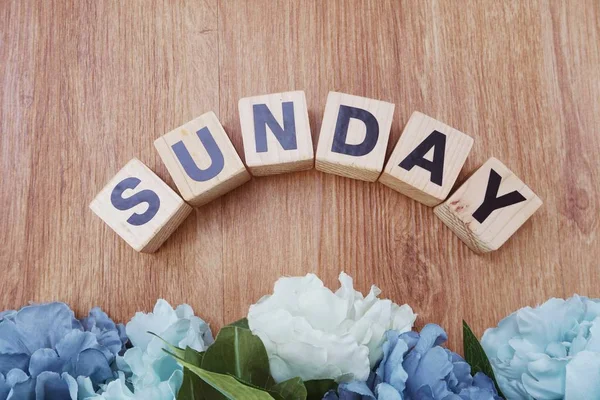 mutlu Pazar alfabesinde geçerli olan harfleri ahşap arka plan üzerinde