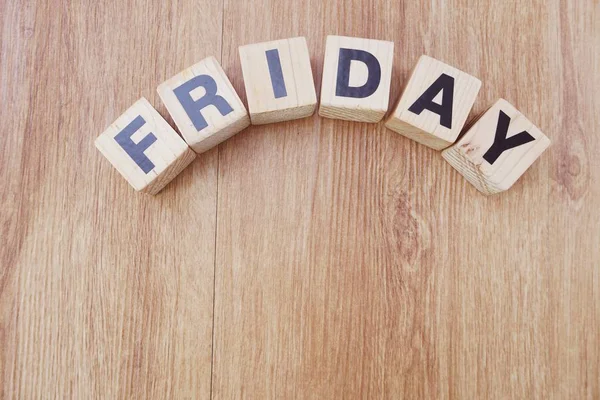 Cuma alfabesi harfi alanı kopyası üzerinde ahşap arka plan ile