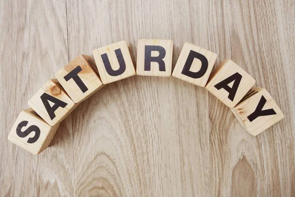 satureday alfabesi harfi ile ahşap arka plan üzerinde yer