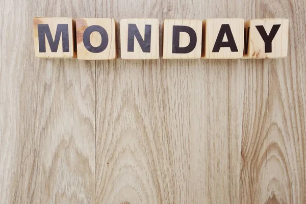 Pazartesi Ahşap ahşap arka plan alfabesine mektup