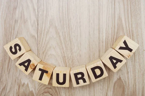 satureday alfabesi harfi ile ahşap arka plan üzerinde yer