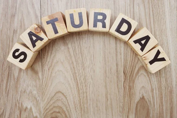 satureday alfabesi harfi ile ahşap arka plan üzerinde yer
