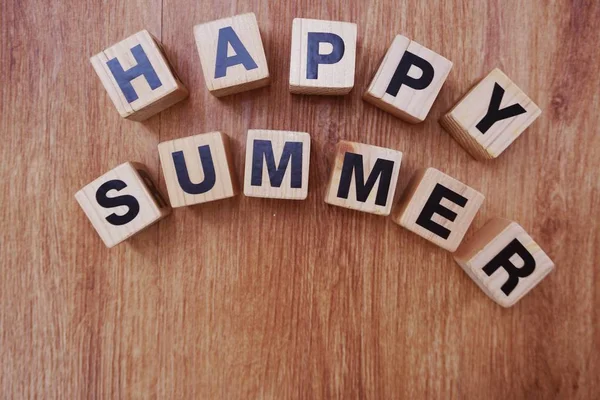 mutlu yaz alfabesine ahşap arka plan