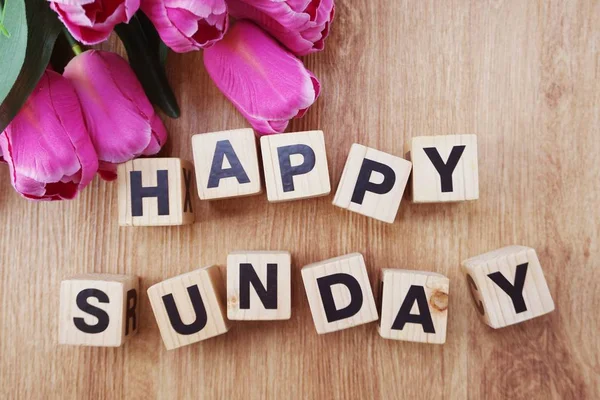 çiçek kokulu ahşap arka plan üzerinde mutlu Pazar