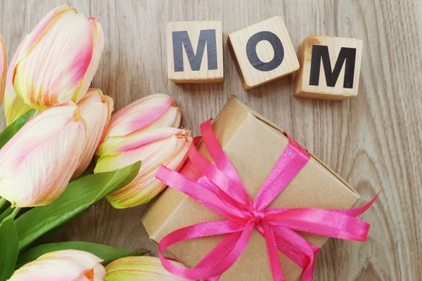 Madre Copncept Día Mamá Con Regalo Caja Regalo Ramo Flores — Foto de Stock