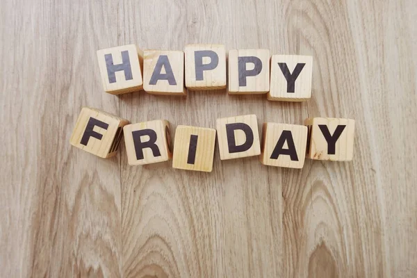 Ahşap zemin üzerine Mutlu Cuma alfabesi harfleri