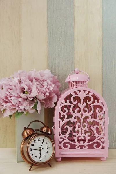  Yapay çiçek buketi ve uzay kopya ile ahşap arka plan çalar saat