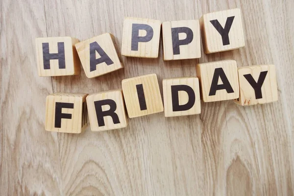  mutlu Cuma alfabesi harfi alanı kopyası üzerinde ahşap arka plan ile