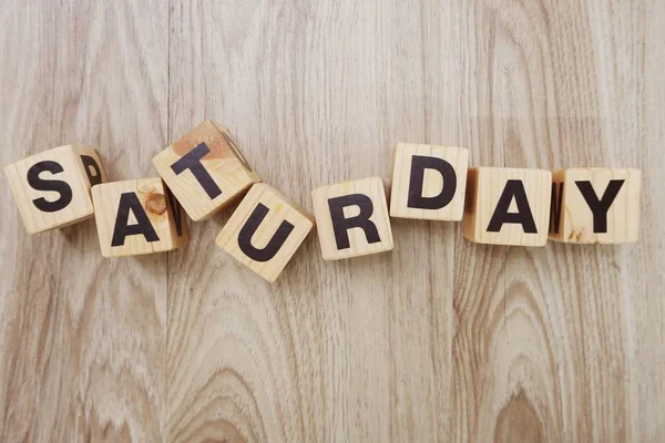  satureday alfabesi harfi ile ahşap arka plan üzerinde yer