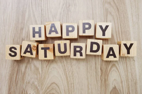mutlu satureday Alfabe harf ile ahşap arka plan üzerinde yer