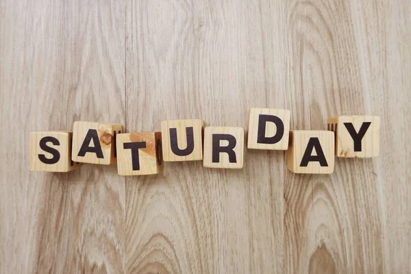  satureday alfabesi harfi ile ahşap arka plan üzerinde yer