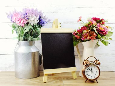 Beyaz tuğla duvar doku arka plan kopya siyah tahtada için boş alan