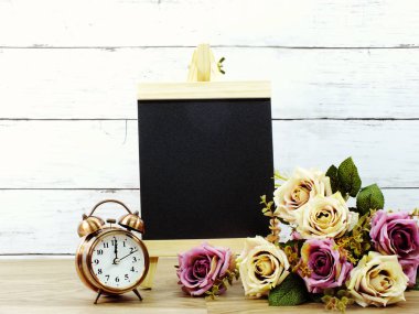 Beyaz tuğla duvar doku arka plan kopya siyah tahtada için boş alan