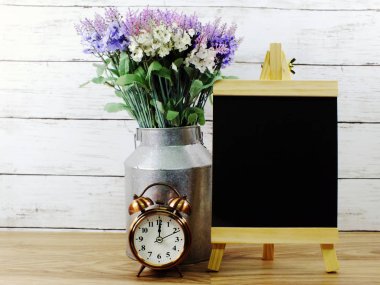 Beyaz tuğla duvar doku arka plan kopya siyah tahtada için boş alan