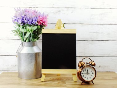 Beyaz tuğla duvar doku arka plan kopya siyah tahtada için boş alan