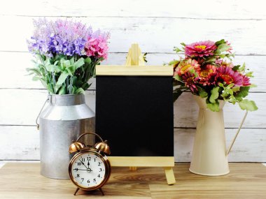 Beyaz tuğla duvar doku arka plan kopya siyah tahtada için boş alan