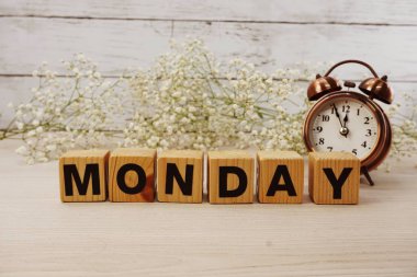 ahşap arka plan üzerinde Pazartesi alfabesi harfleri