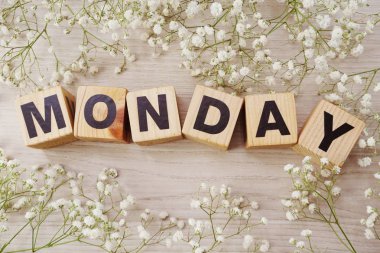 Merhaba Pazartesi alfabesinde geçerli olan harfleri ahşap arka plan üzerinde