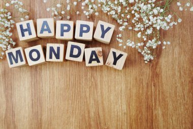 mutlu Pazartesi alfabesinde geçerli olan harfleri ahşap arka plan üzerinde