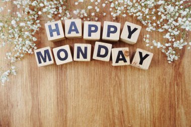 mutlu Pazartesi alfabesinde geçerli olan harfleri ahşap arka plan üzerinde