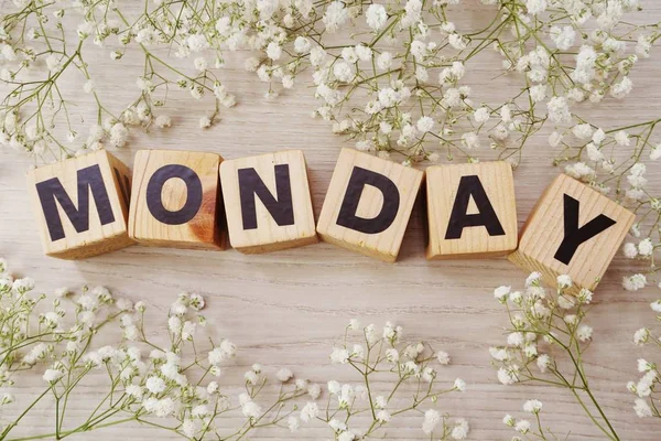 Merhaba Pazartesi alfabesinde geçerli olan harfleri ahşap arka plan üzerinde