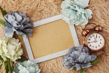 alanı kopyası fotoğraf çerçevesi ve çiçek kadar düz lay sahte