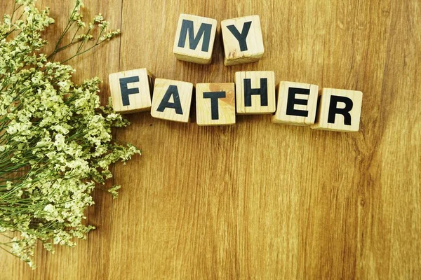 Lettere Mio Padre Alfabeto Fiori Secchi Sfondo Legno — Foto Stock