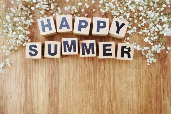 Happy Summer Litery Alfabetu Suszonych Kwiatów Podłoże Drewniane — Zdjęcie stockowe