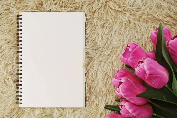 Przestrzeń Notebook Papier Góry Płaska Leżał Bukiet Kwiatów Tulipanów — Zdjęcie stockowe