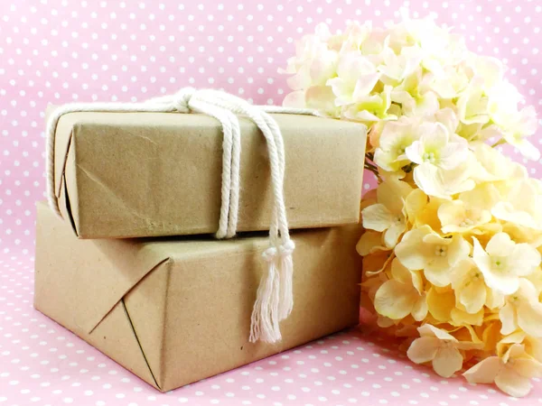 el sanatları Hediyelik kutu ve yapay çiçek buketi güzel ortanca