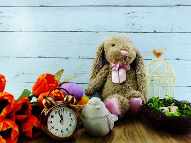 renkli Paskalya yumurtaları ve sevimli tavşan bebek çiçek buketi ile