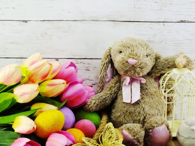 renkli Paskalya yumurtaları ve sevimli tavşan bebek çiçek buketi ile