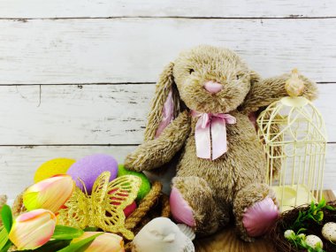 renkli Paskalya yumurtaları ve sevimli tavşan bebek çiçek buketi ile