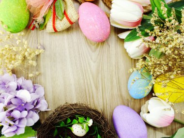 renkli Paskalya yumurtaları ve çiçek buket dekorasyon