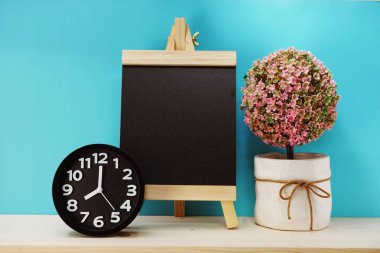 çalar saat ve yapay bitki boşluk kopya arka plan