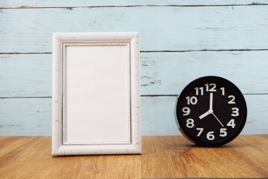 siyah çalar saat ve mekan fotoğraf çerçevesi