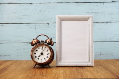 Vintage çalar saat ve mekan fotoğraf çerçevesi
