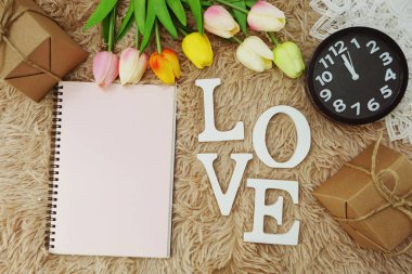 Sevgililer günü arka plan alfabe kelime aşk mektupları