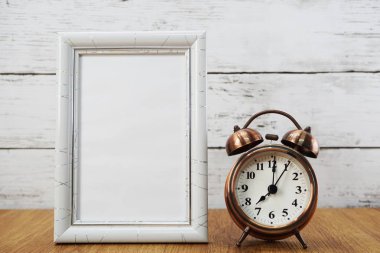 Vintage çalar saat ve mekan fotoğraf çerçevesi