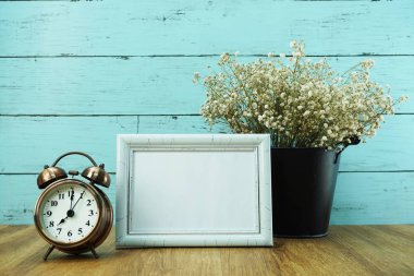boş ahşap fotoğraf çerçevesi ve ahşap Oda çiçek ile çalar saat