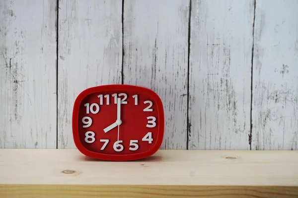 Κόκκινο Ρολόι Ξυπνητήρι Χώρο Αντίγραφο Ξύλινα Ράφια Φόντο — Φωτογραφία Αρχείου