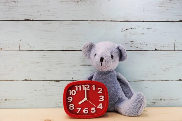 Teddy Bear Blauw Klok Houten Achtergrond — Stockfoto