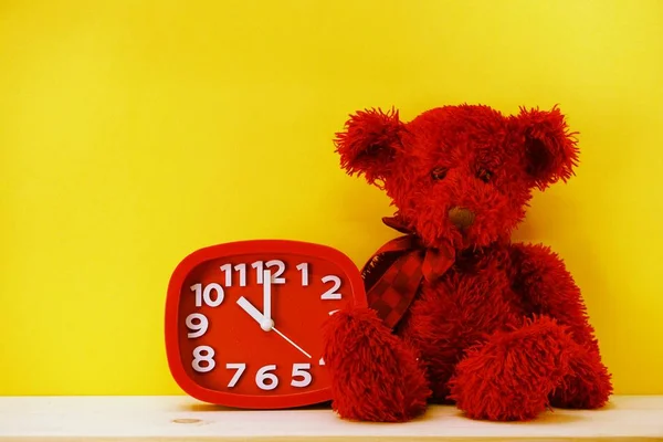 Ursinho Pelúcia Vermelho Relógio Fundo Amarelo — Fotografia de Stock