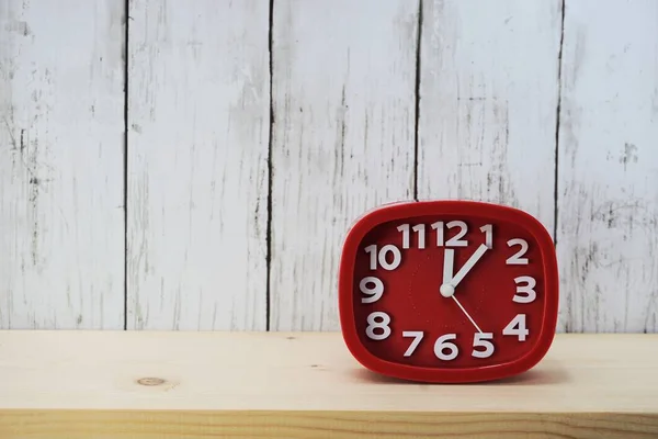 Κόκκινο Ρολόι Ξυπνητήρι Χώρο Για Αντίγραφο Φόντο Ξύλινη — Φωτογραφία Αρχείου