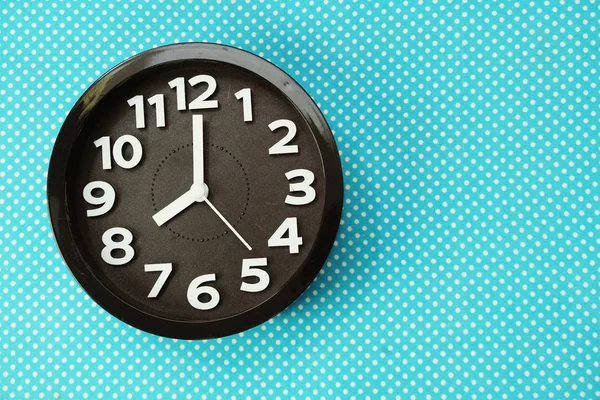Relógio Alarme Preto Com Espaço Para Cópia Fundo Azul Polka — Fotografia de Stock