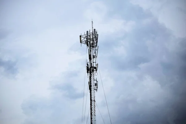 Las Antenas Telecomunicaciones Celulares Azotea Del Edificio —  Fotos de Stock