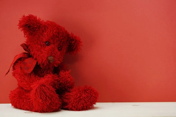 Червоний Плюшевий Ведмедик Космічною Копією Червоному Тлі — стокове фото